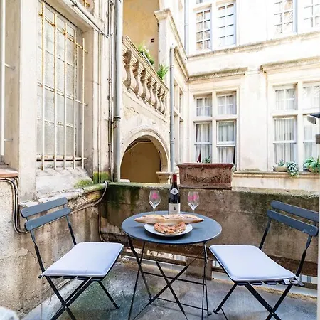 La Vie De Chateau A La Maison Des Atlantes * Nîmes