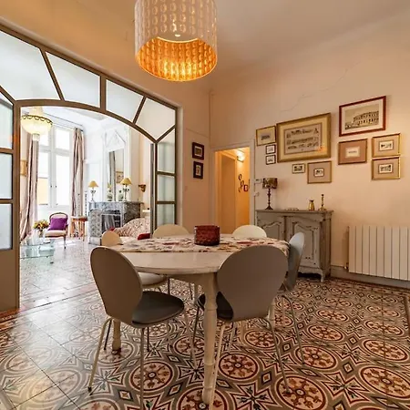 Apartament La Vie De Chateau A La Maison Des Atlantes Nîmes