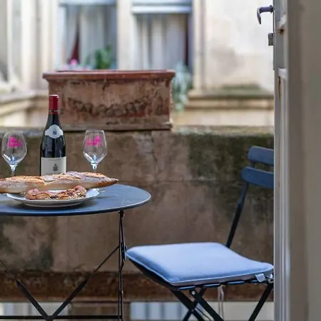 La Vie De Chateau A La Maison Des Atlantes